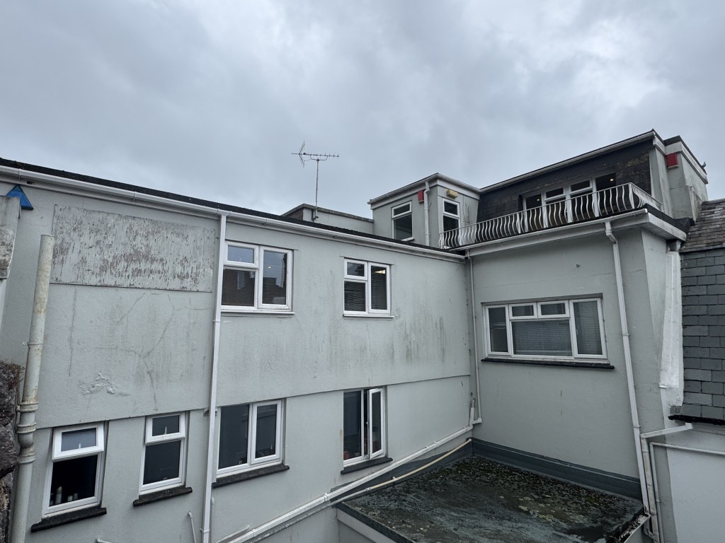 Lot: 83 - FULLY LET TOWN CENTRE COMMERCIAL INVESTMENT - Rear view of the property